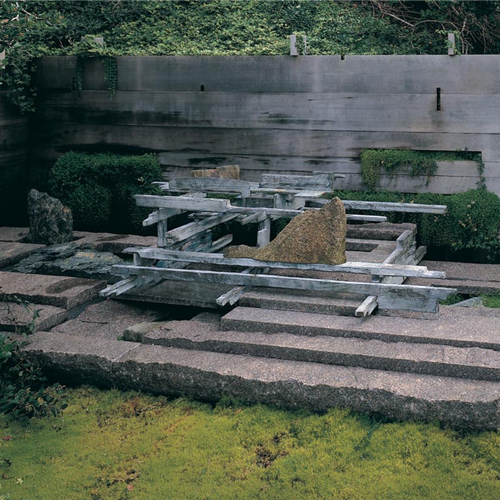 Michael_Singer_Sculpture_La_Jolla_MMemory_1990