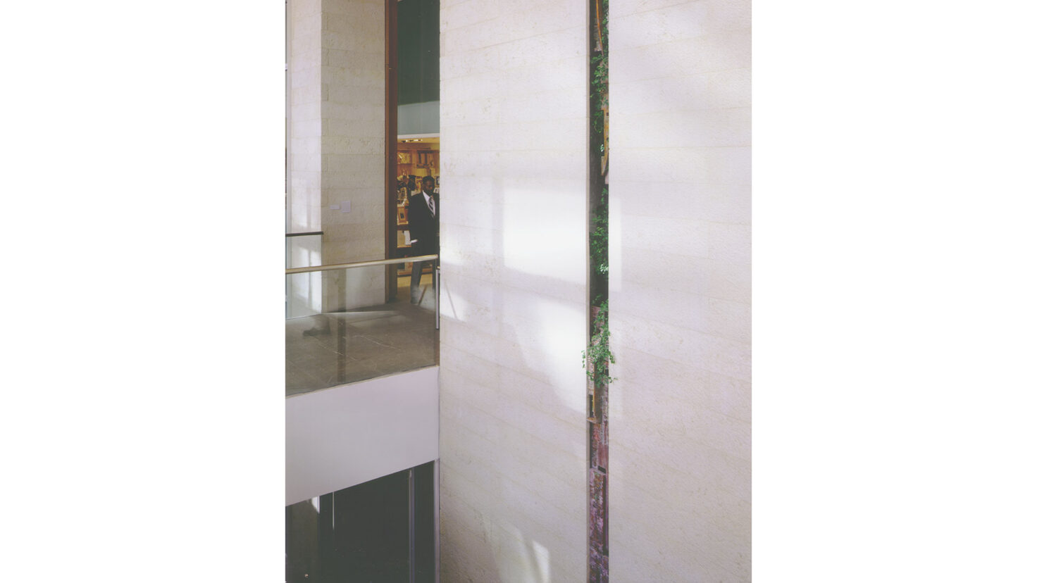 Singer_Studio_Vertical_Welcoming_08DSK